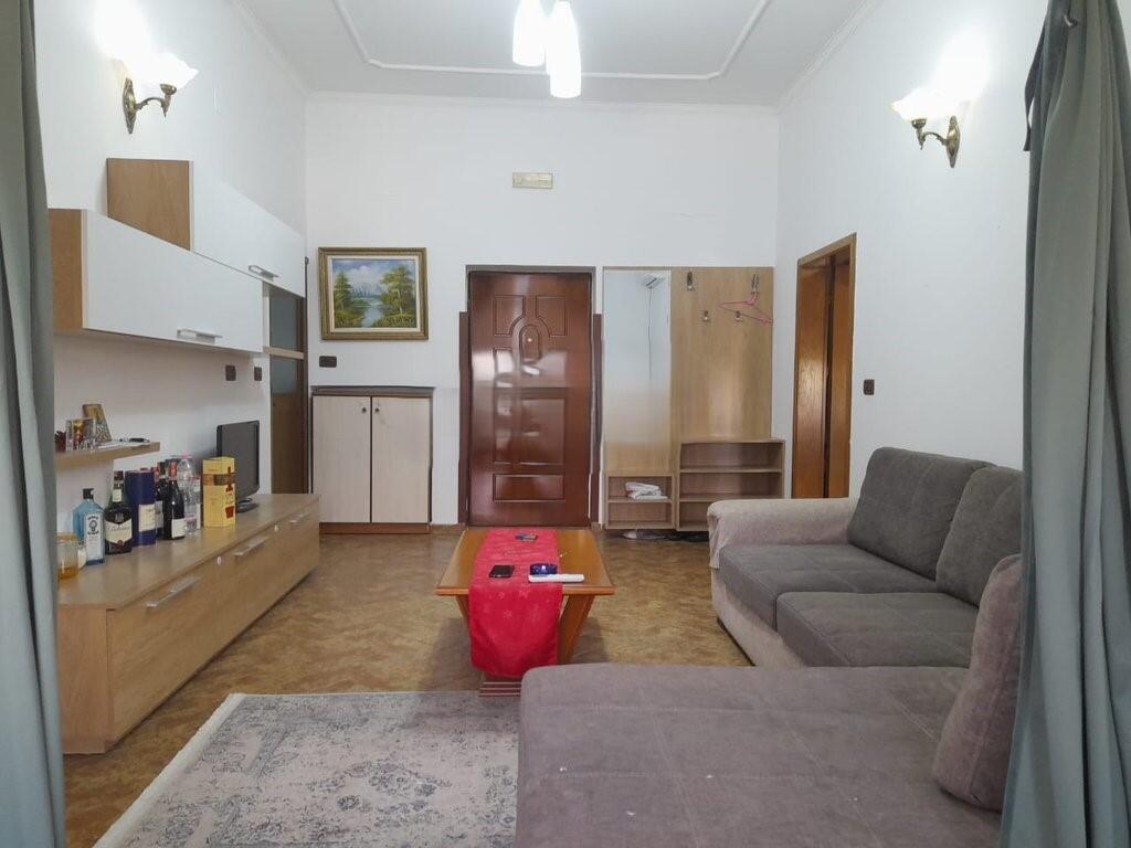 Apartament 1 +1 per qera be bllok
