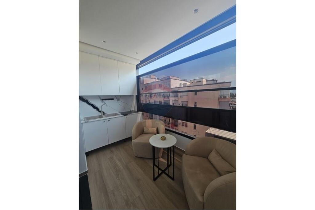 Apartament me qira, Astir