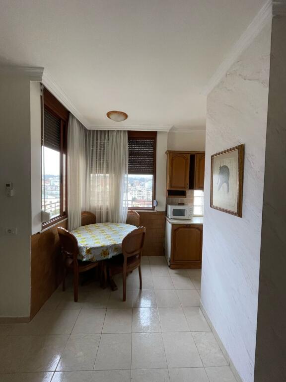 🏢Ne zonen e Ali Demit,prane Njesise Bashkiake Nr.2 jepet me qera apartament 2+1,i mobiluar 65,000Leke