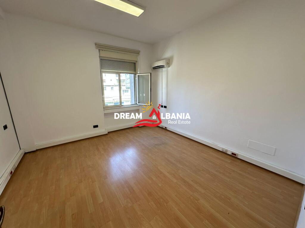 For rent 2 office spaces on Deshmoret e Kombit Boulevard near the Twin Towers (ID 42611348)