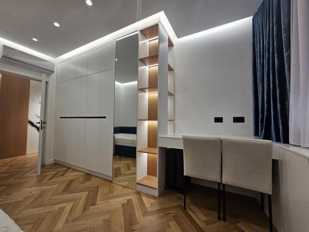 Apartament me qira, Astir