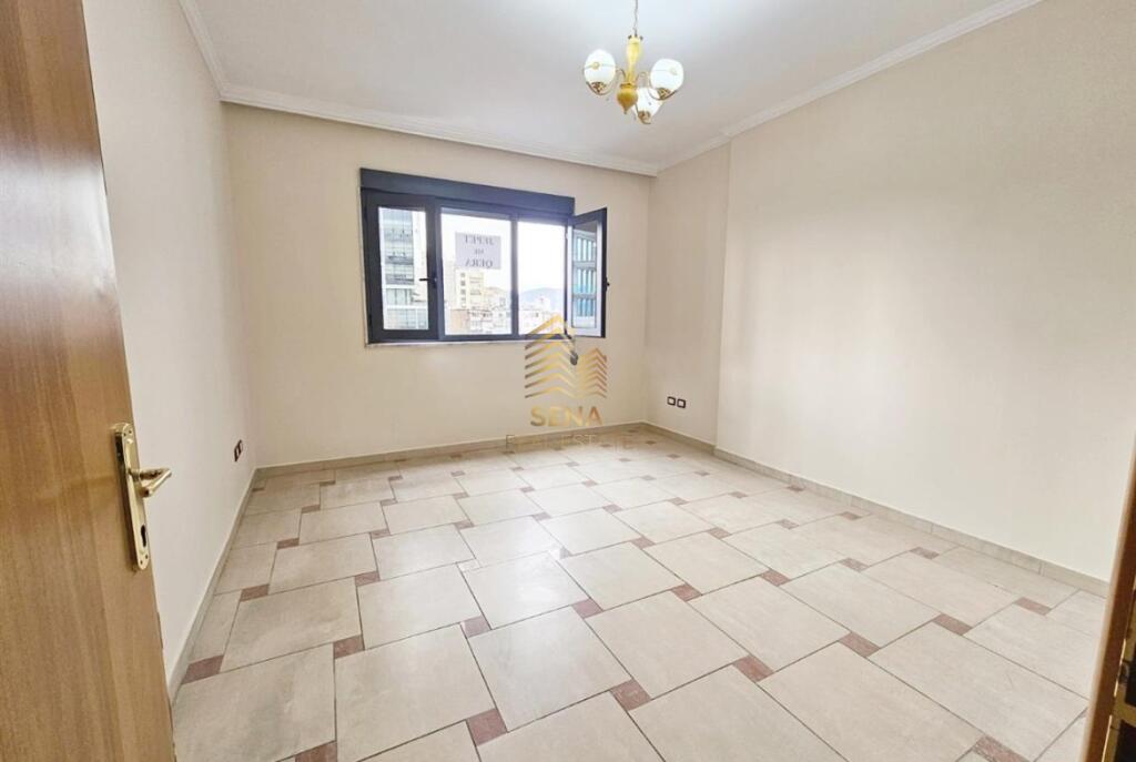 Affitto, Locale commerciale 3+1+2blk, Centro – dietro Eyes of Tirana, 1000 Euro/mese