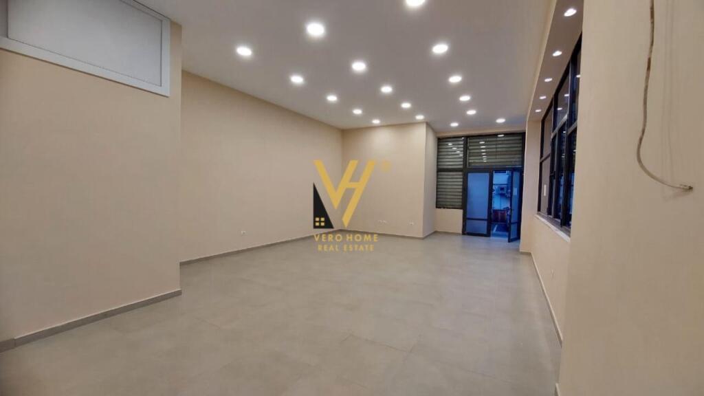 LOCALE COMMERCIALE DI 55 M2 IN AFFITTO A MYSLYM SHYRI 50.000 LEKE