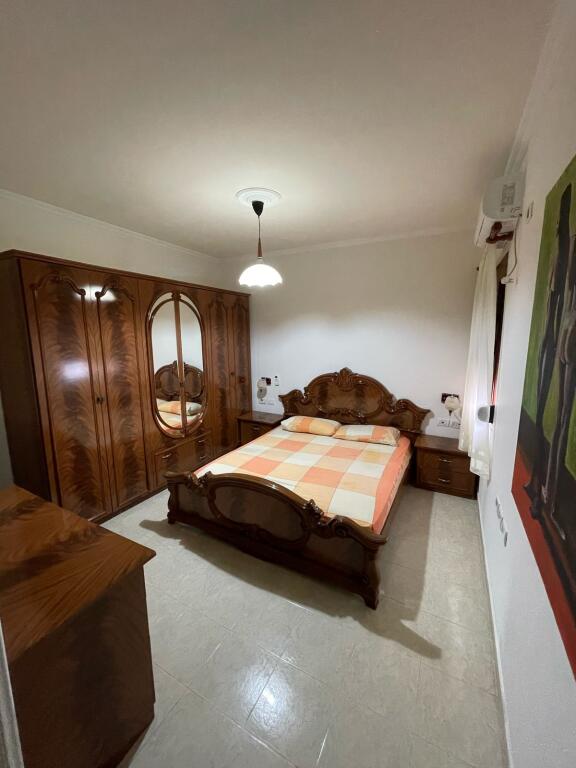 🏢Ne zonen e Ali Demit,prane Njesise Bashkiake Nr.2 jepet me qera apartament 2+1,i mobiluar 65,000Leke