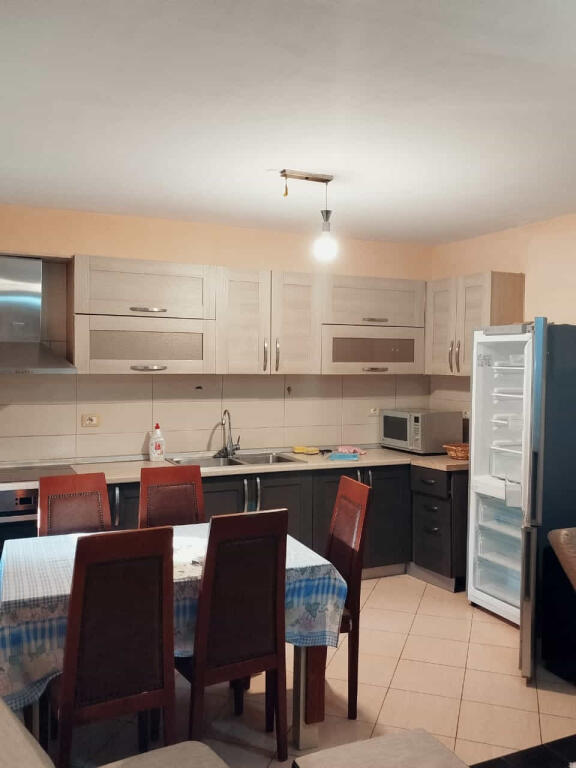 Appartamento in affitto 2+1 di fronte al Maternità Nuova (ID B22182) Tirana