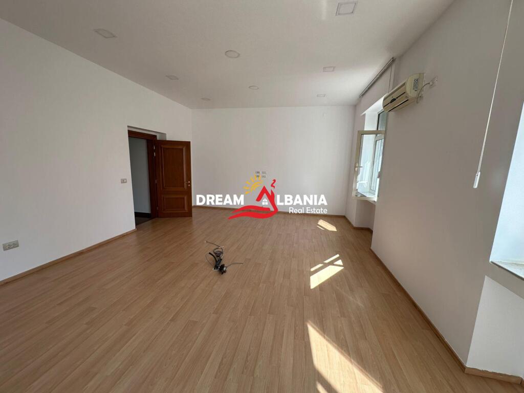 For rent 2 office spaces on Deshmoret e Kombit Boulevard near the Twin Towers (ID 42611348)