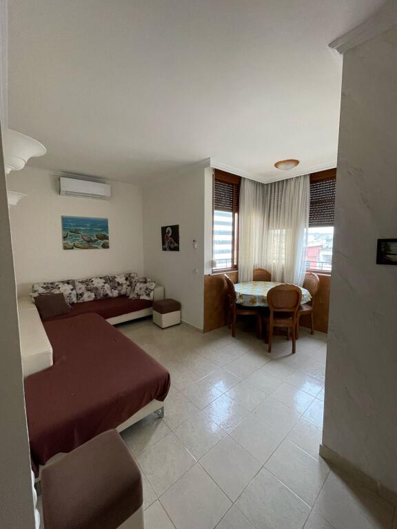 🏢Ne zonen e Ali Demit,prane Njesise Bashkiake Nr.2 jepet me qera apartament 2+1,i mobiluar 65,000Leke