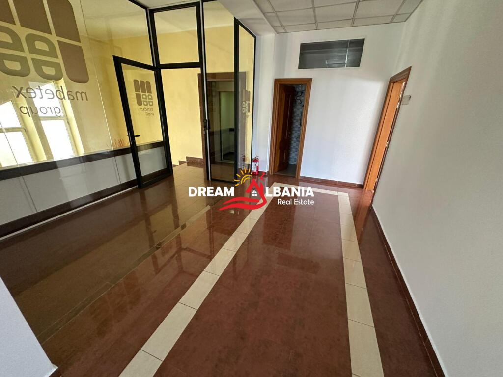 For rent 2 office spaces on Deshmoret e Kombit Boulevard near the Twin Towers (ID 42611348)