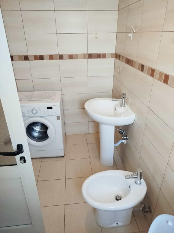 Appartamento in affitto 2+1 di fronte al Maternità Nuova (ID B22182) Tirana