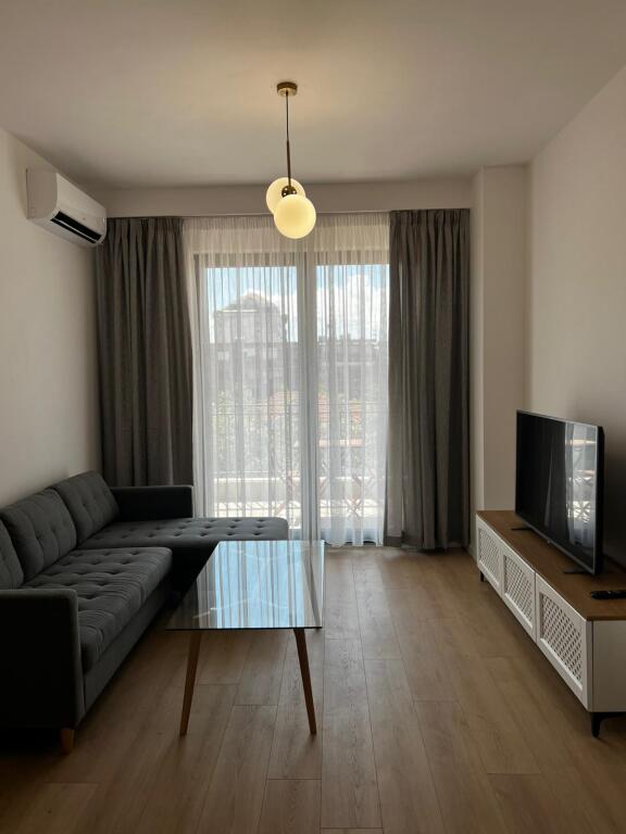 Super Apartament 2+1 + parkim per Qira tek  Ministria e Jashtme!