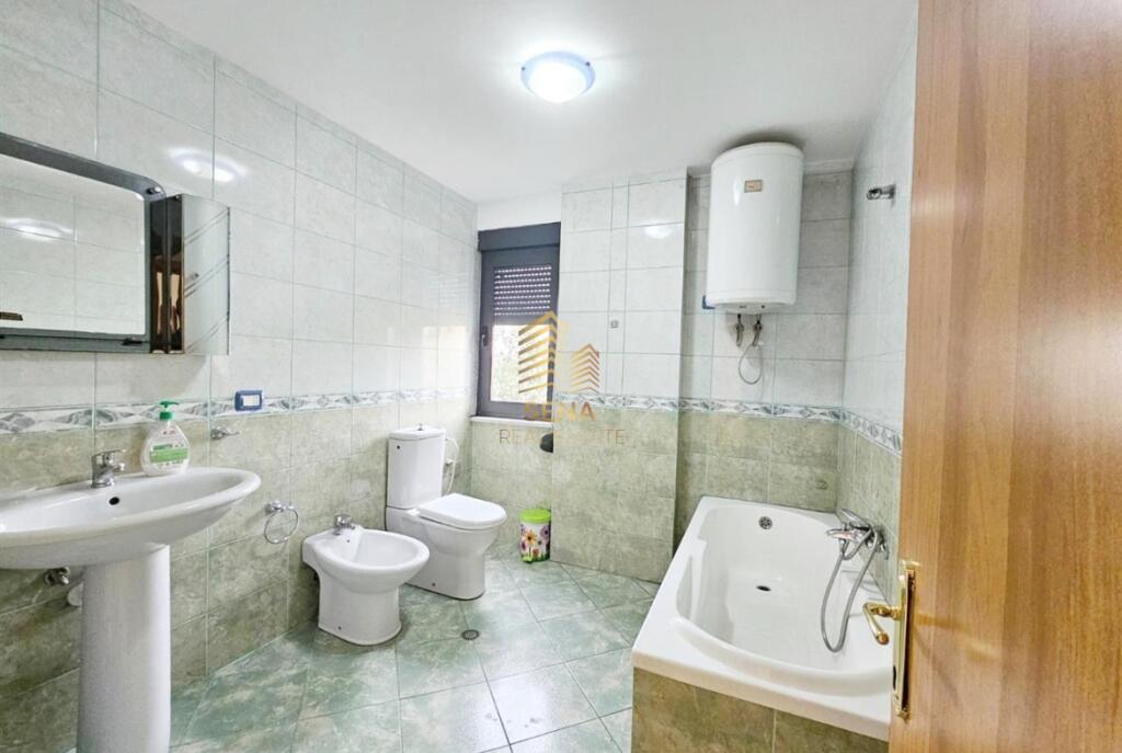 Affitto, Locale commerciale 3+1+2blk, Centro – dietro Eyes of Tirana, 1000 Euro/mese