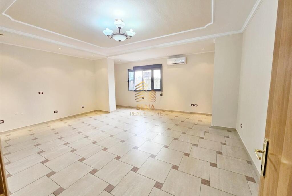Affitto, Locale commerciale 3+1+2blk, Centro – dietro Eyes of Tirana, 1000 Euro/mese