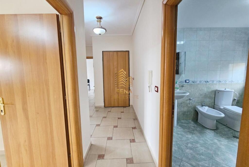 Affitto, Locale commerciale 3+1+2blk, Centro – dietro Eyes of Tirana, 1000 Euro/mese