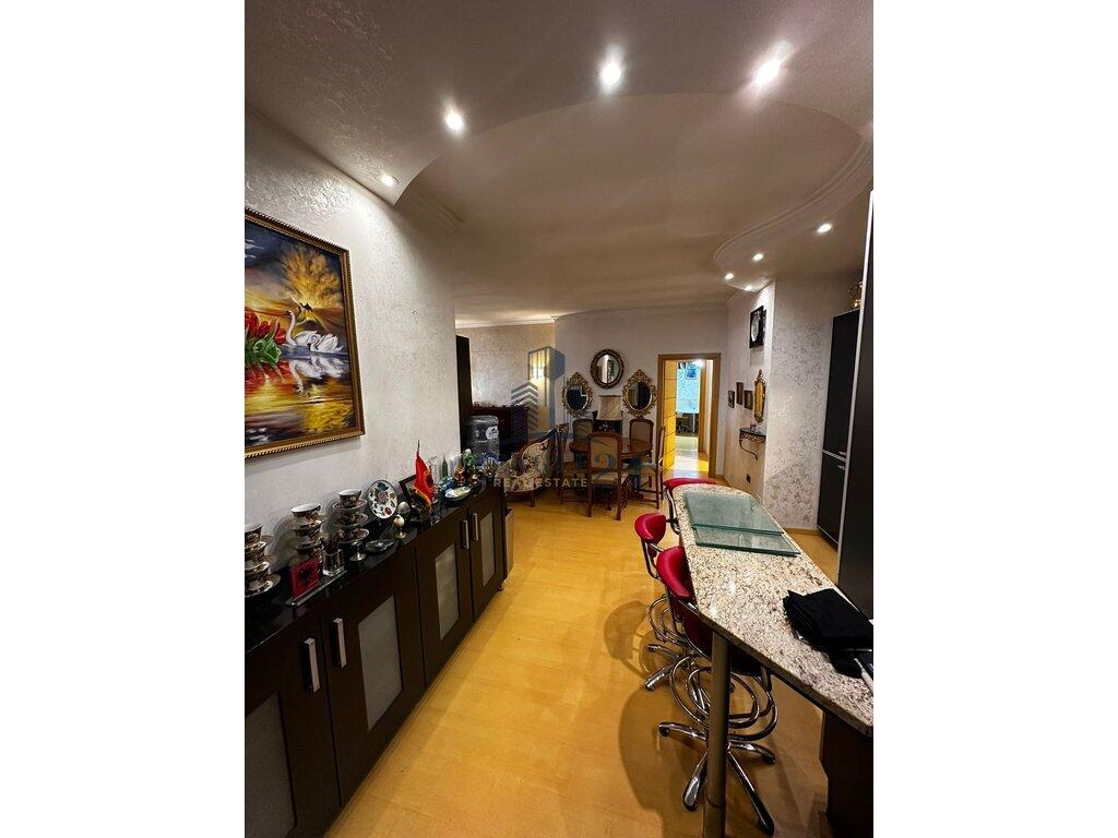 Appartamento 3+1+2 nel Centro di Tirana – Comfort, Qualità e Posizione Ideale!