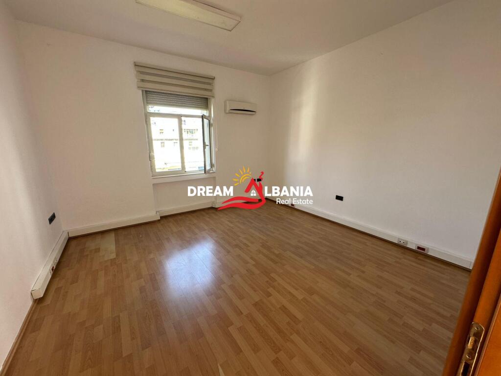 For rent 2 office spaces on Deshmoret e Kombit Boulevard near the Twin Towers (ID 42611348)