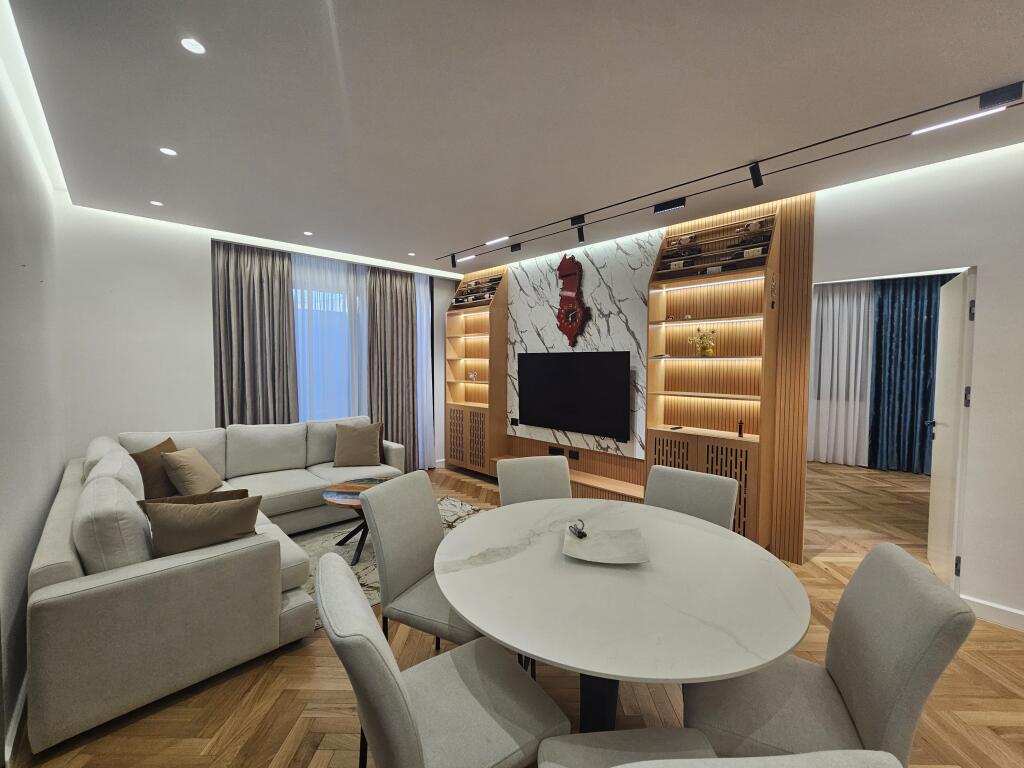 Apartament me qira, Astir