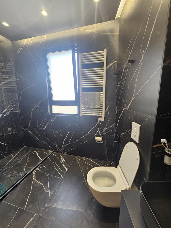 Apartament me qira, Astir