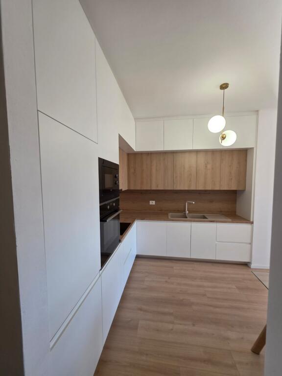 Super Apartament 2+1 + parkim per Qira tek  Ministria e Jashtme!