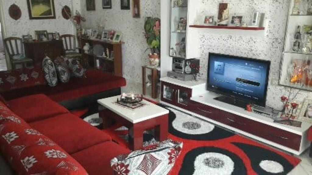 Nella zona di 5 Maj, Via Hamdi Sulcebe, vicino al Concord Center, si affitta appartamento arredato 1+1. 500 Euro