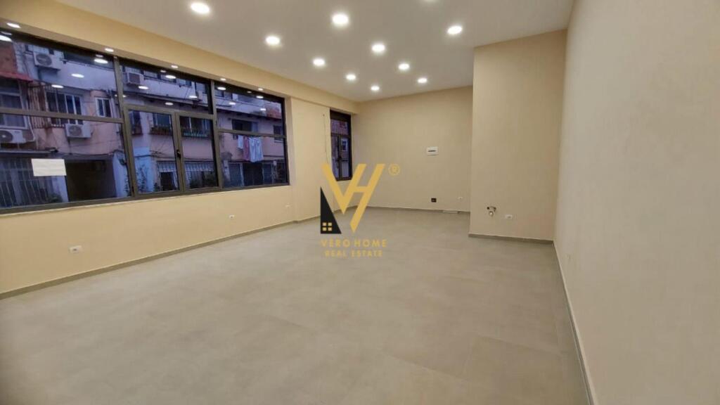 LOCALE COMMERCIALE DI 55 M2 IN AFFITTO A MYSLYM SHYRI 50.000 LEKE