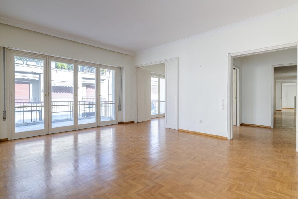 Appartamento In Vendita 2+1+2 Vicino Al Vecchio Mercato Elettrico (ID B120718) Tirana