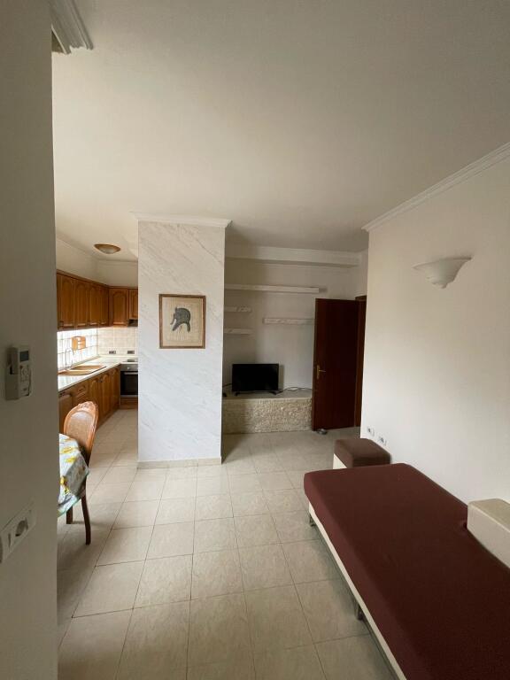 🏢Ne zonen e Ali Demit,prane Njesise Bashkiake Nr.2 jepet me qera apartament 2+1,i mobiluar 65,000Leke
