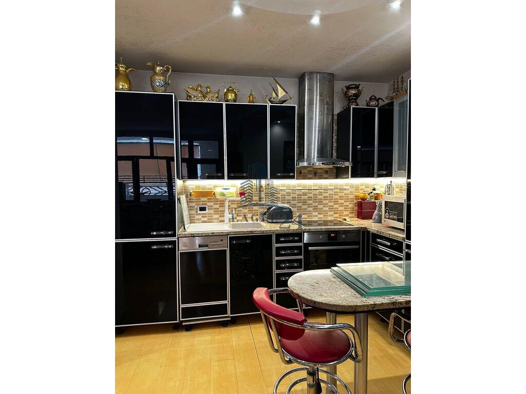 Appartamento 3+1+2 nel Centro di Tirana – Comfort, Qualità e Posizione Ideale!