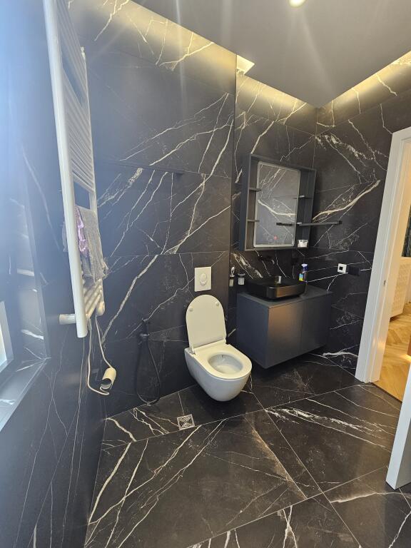Apartament me qira, Astir