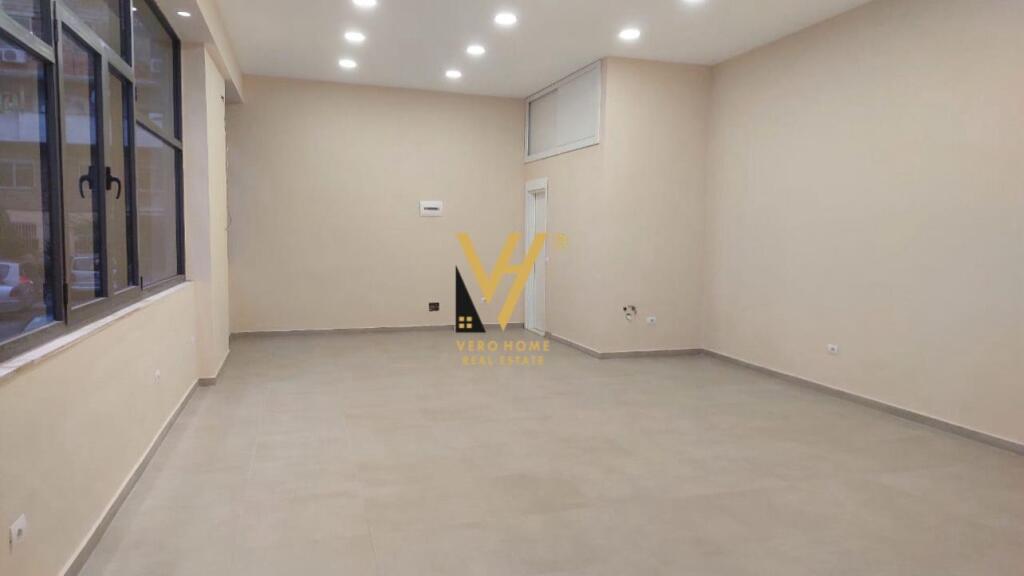 LOCALE COMMERCIALE DI 55 M2 IN AFFITTO A MYSLYM SHYRI 50.000 LEKE