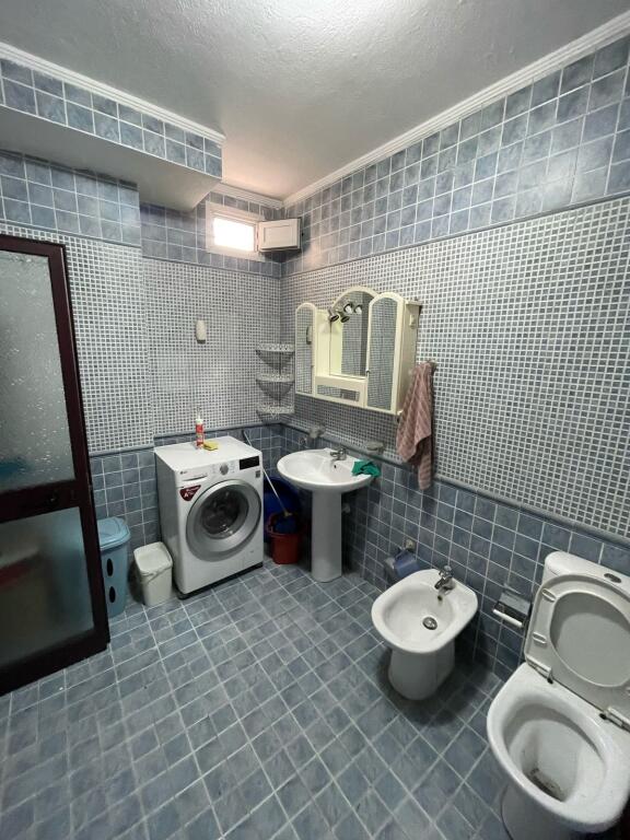 🏢Ne zonen e Ali Demit,prane Njesise Bashkiake Nr.2 jepet me qera apartament 2+1,i mobiluar 65,000Leke