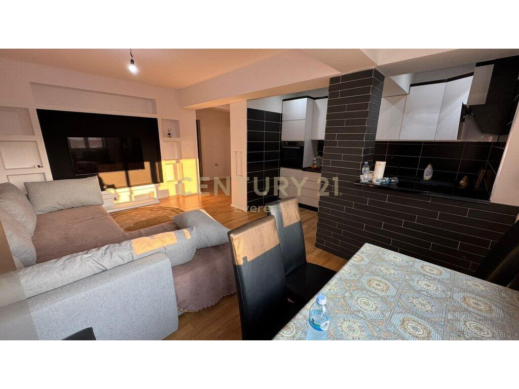 MUZEU I DESHMOREVE, JAPIM ME QIRA APARTAMENT 2+1