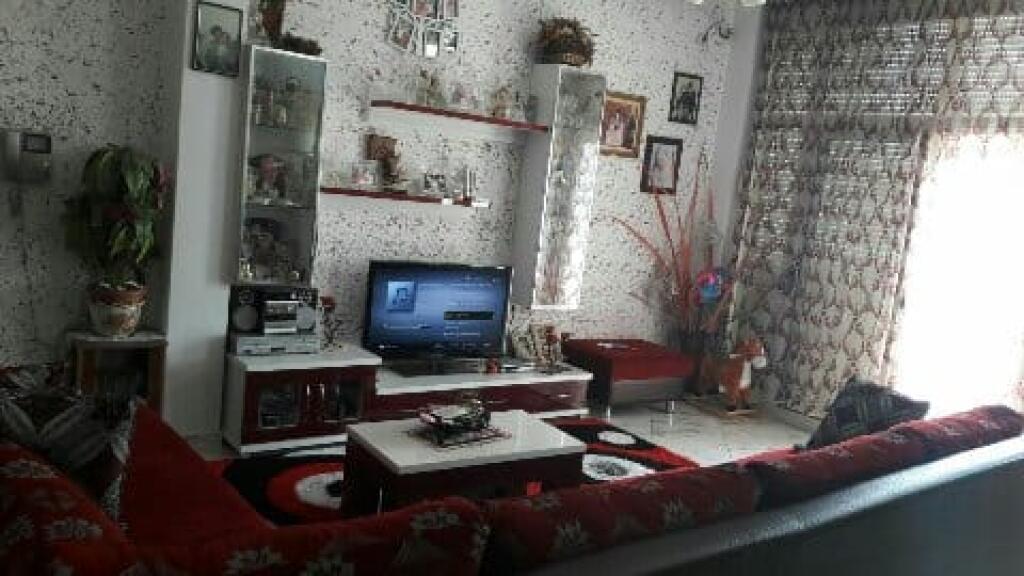 Nella zona di 5 Maj, Via Hamdi Sulcebe, vicino al Concord Center, si affitta appartamento arredato 1+1. 500 Euro