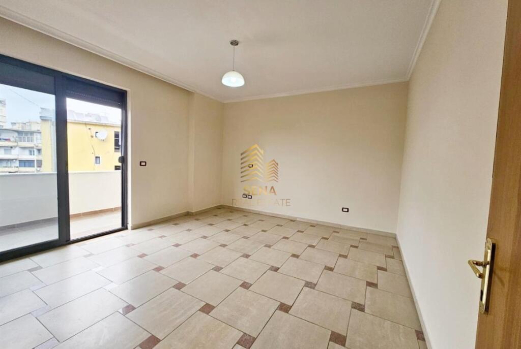 Affitto, Locale commerciale 3+1+2blk, Centro – dietro Eyes of Tirana, 1000 Euro/mese