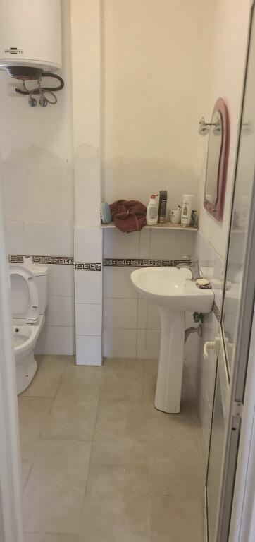 APARTAMENT 1+1. 26000 LEKE.ISH TREGU ELEKTRIKE