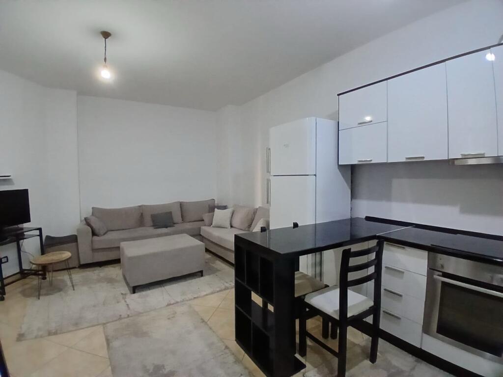 Apartament 1+1 me ballkon Qendër Pranë prokurorisë
