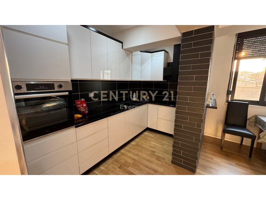 MUZEU I DESHMOREVE, JAPIM ME QIRA APARTAMENT 2+1