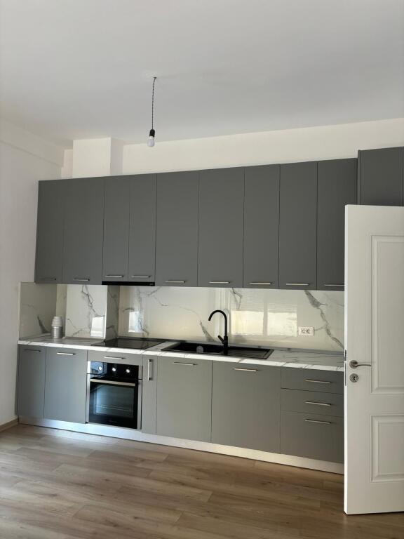 Shitet Apartament 2+1+verande Kamez