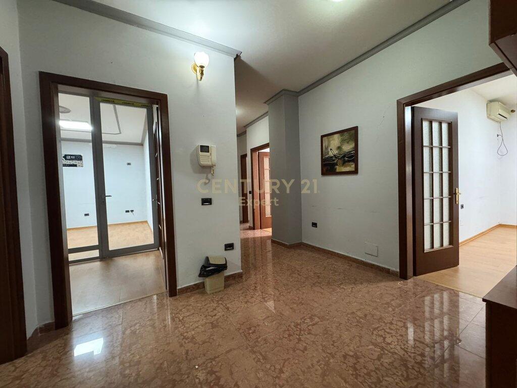 AFFITTIAMO AMBIENTE PER UFFICI