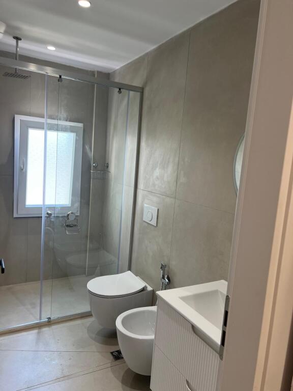 Jepet apartament me qera 2+1 tek Bulevardi Zogu 1