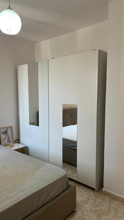 Jepet me qira apartament 1+1   📍 Vendndodhje: Zogu i Zi, pranë Ring Cente