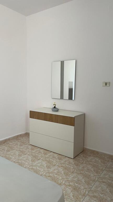 Jepet me qira apartament 1+1   📍 Vendndodhje: Zogu i Zi, pranë Ring Cente