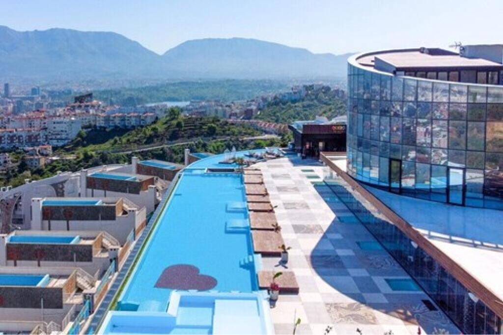SHITET, VILE MODERNE ME PISHINE, KODRA E DIELLIT, TIRANE. ID:  530191054-1380