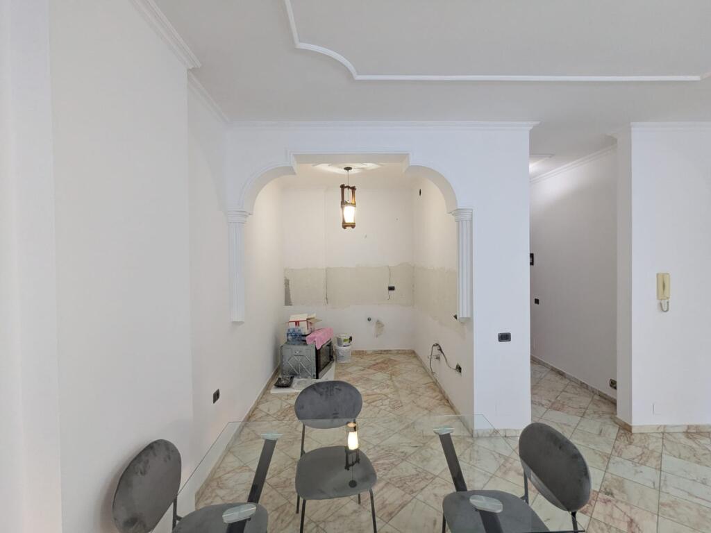  67 / 5,000 Appartamento in vendita 2+1+2+3 balconi vicino alla scuola Lef Sallata Valona