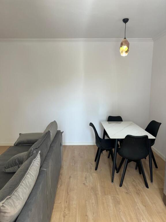 Jepet apartament me qera 2+1 tek Bulevardi Zogu 1
