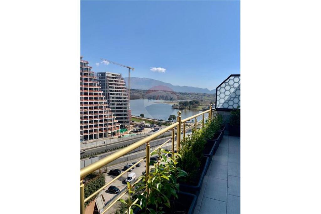 PENTHOUSE 2+1+2 POSTI AUTO IN VENDITA VICINO AL LAGO