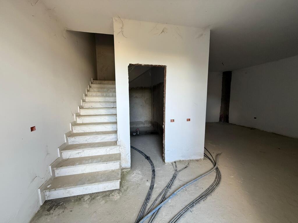 VILË PËR SHITJE – PRANË KODRËS SË DIELLIT