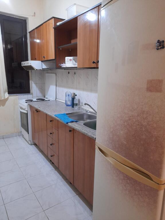 Zogu I Boulevard, near the Ministry of Justice, a 1+1 furnished apartment is for rent. 58,000 Leke