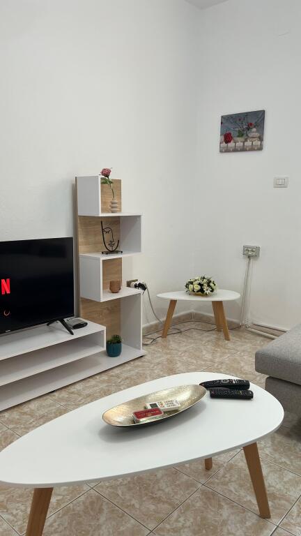 Jepet me qira apartament 1+1   📍 Vendndodhje: Zogu i Zi, pranë Ring Cente