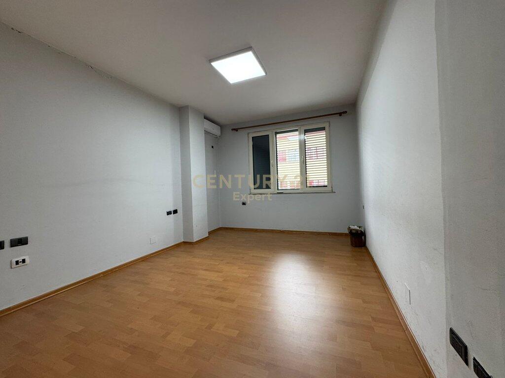AFFITTIAMO AMBIENTE PER UFFICI