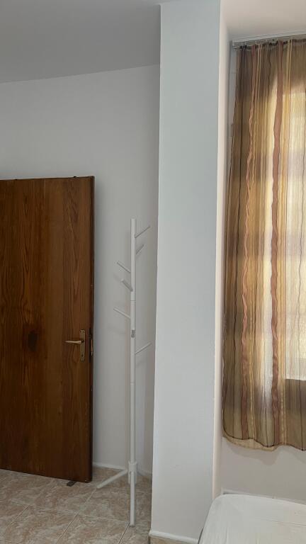 Jepet me qira apartament 1+1   📍 Vendndodhje: Zogu i Zi, pranë Ring Cente
